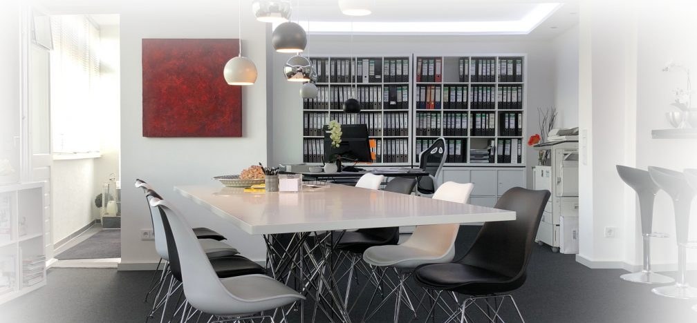 Besprechungsraum des Büros mit Bücherregal