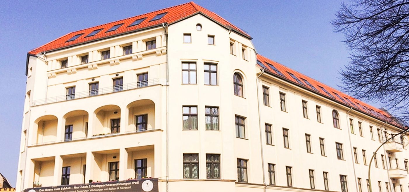 Wohnhaus mit Ziegeldach und Gauben