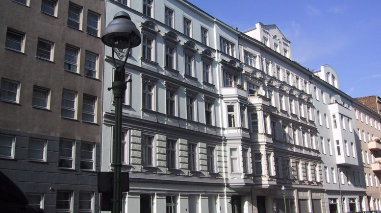 Gründerzeit-Straßenzug mit Stuckfassaden