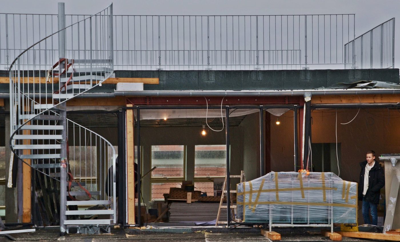 Dachgeschoss mit Wendeltreppe und Glasfront im Bau