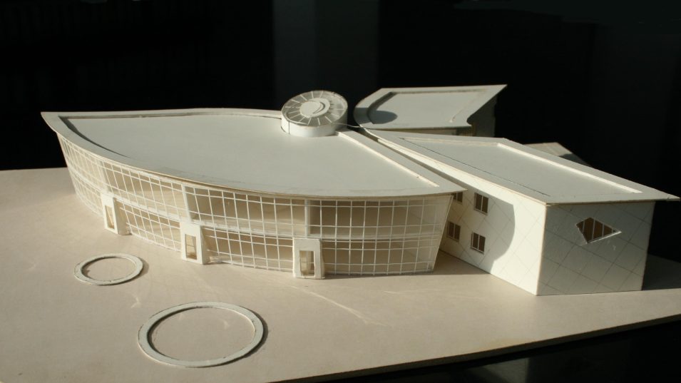 Architekturmodell eines geschwungenen Gebäudes