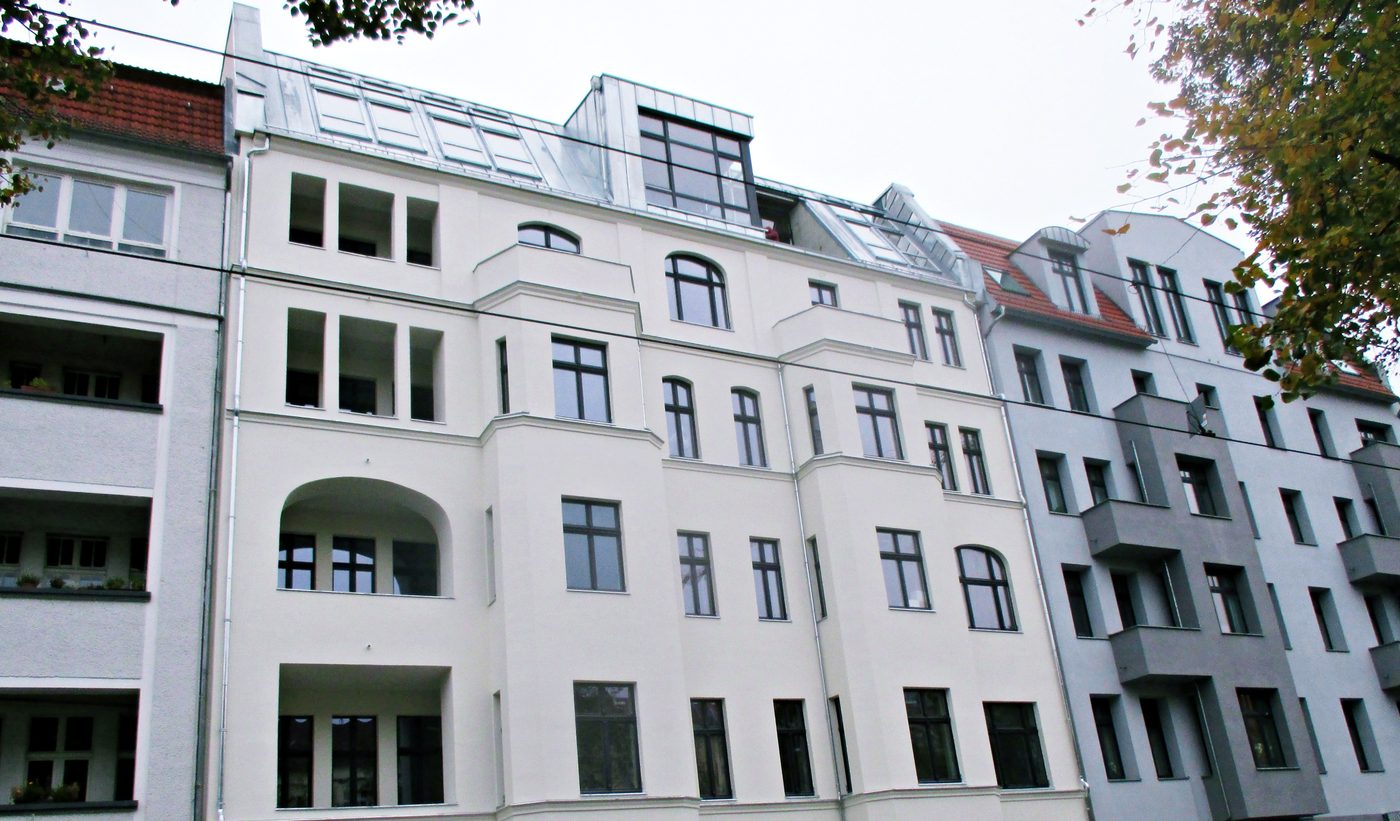 Sanierter Gründerzeit-Eckbau mit weißer Fassade